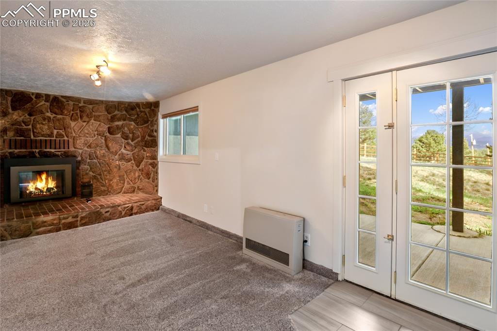 Image 24 of 40: Living Room