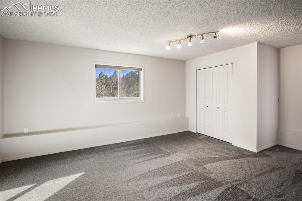 Image 25 of 40: Bedroom