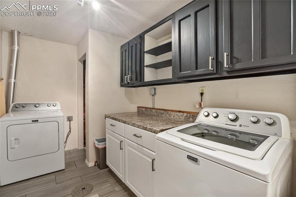 Image 33 of 40: Laundry