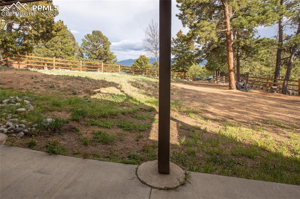 Image 36 of 40: Yard