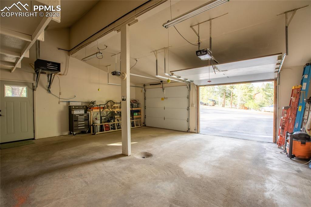 Image 38 of 40: Garage