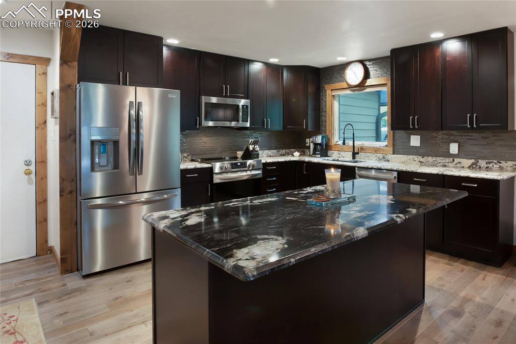 Image 5 of 40: Kitchen