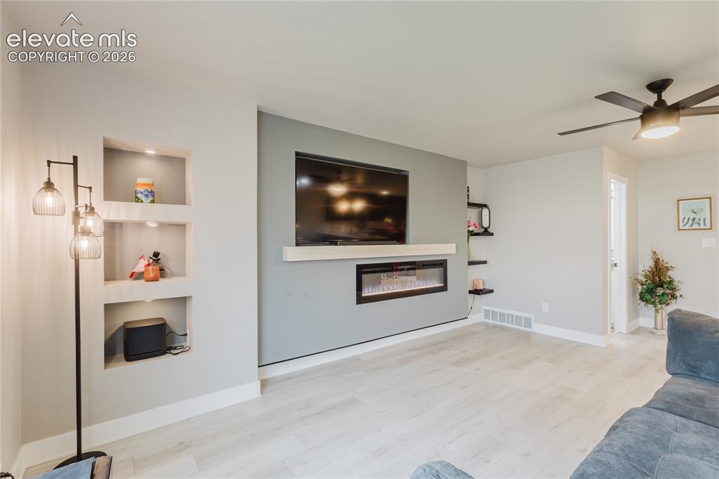 Image 17 of 49: Horizontal electric fireplace