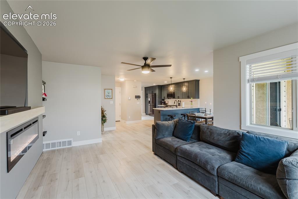 Image 18 of 49: Open concept