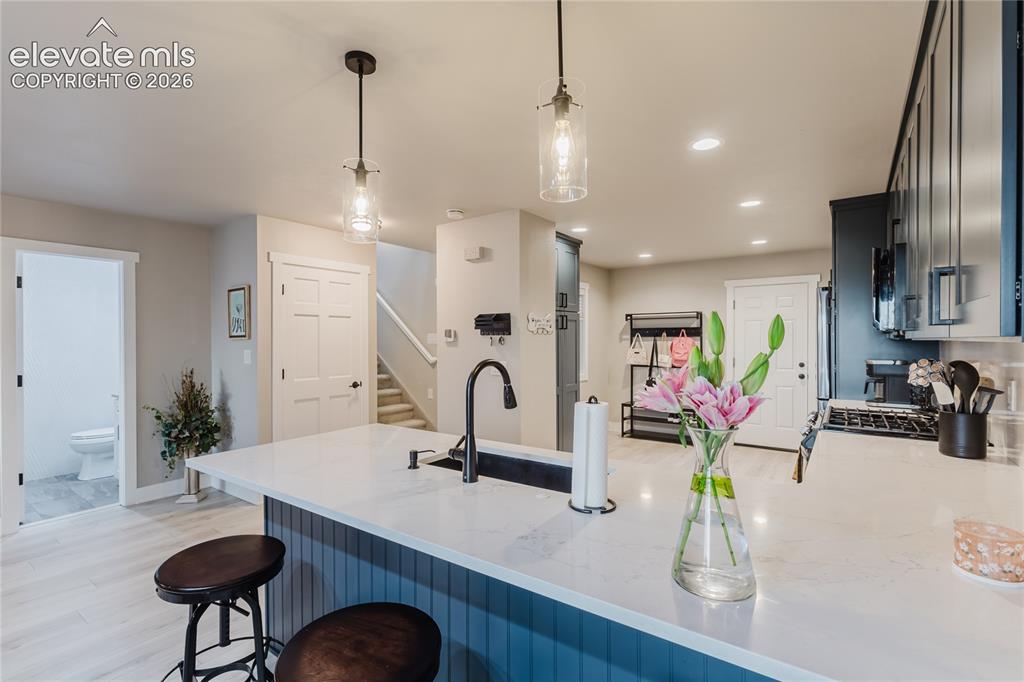 Image 8 of 49: Slab quartz, including backsplash