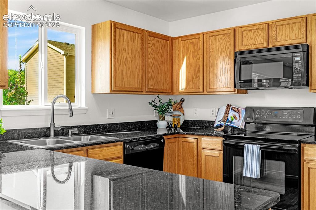 Image 10 of 39: Kitchen