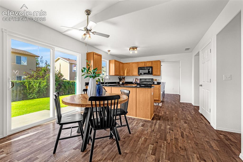Image 9 of 39: Kitchen