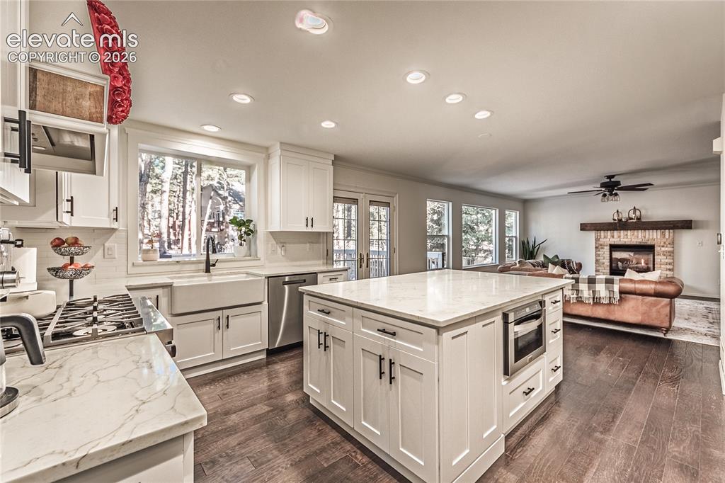 Image 15 of 49: Kitchen