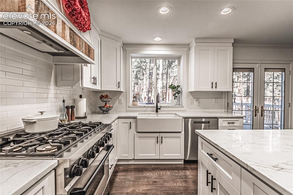Image 16 of 49: Kitchen