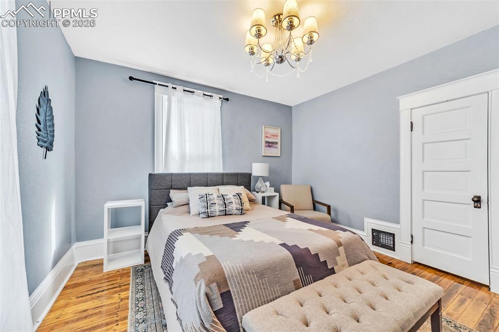 Image 10 of 27: Bedroom