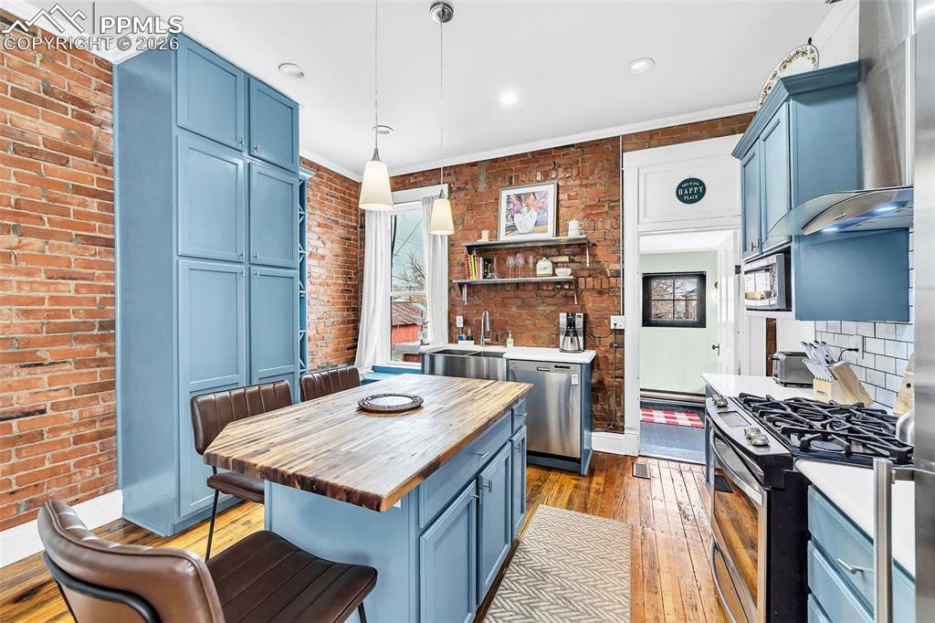 Image 11 of 27: Kitchen