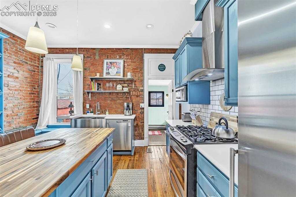 Image 12 of 27: Kitchen