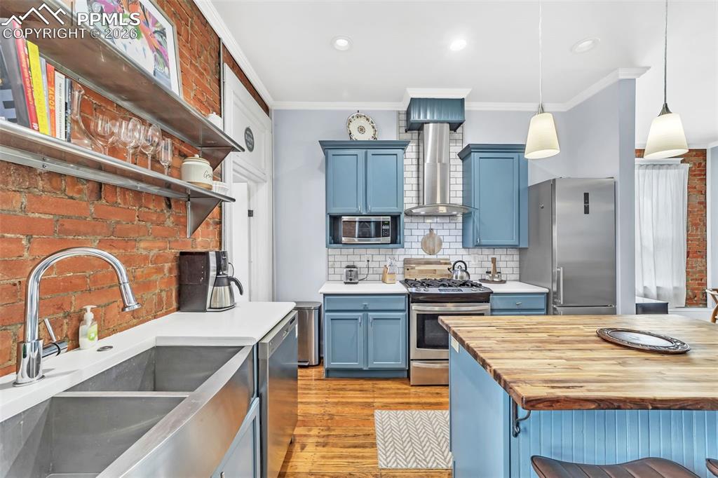 Image 13 of 27: Kitchen