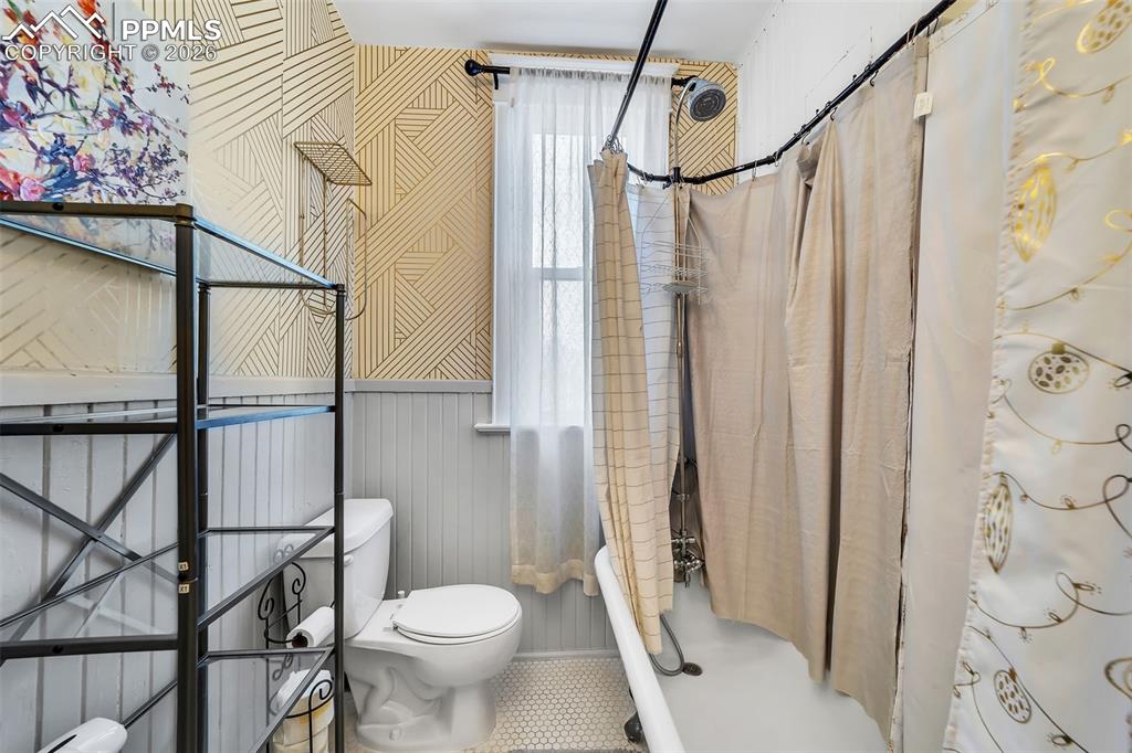 Image 15 of 27: Bathroom