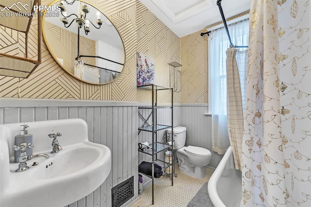 Image 16 of 27: Bathroom