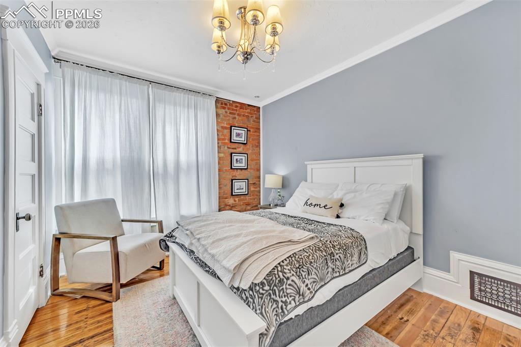 Image 17 of 27: Bedroom