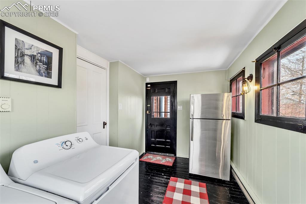 Image 19 of 27: Laundry