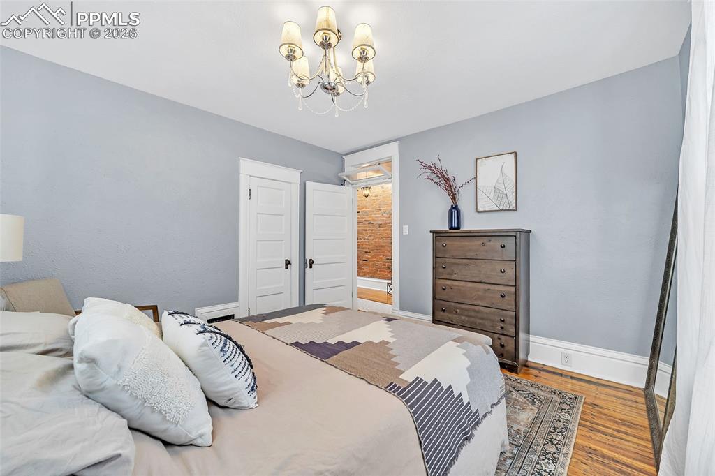 Image 24 of 27: Bedroom