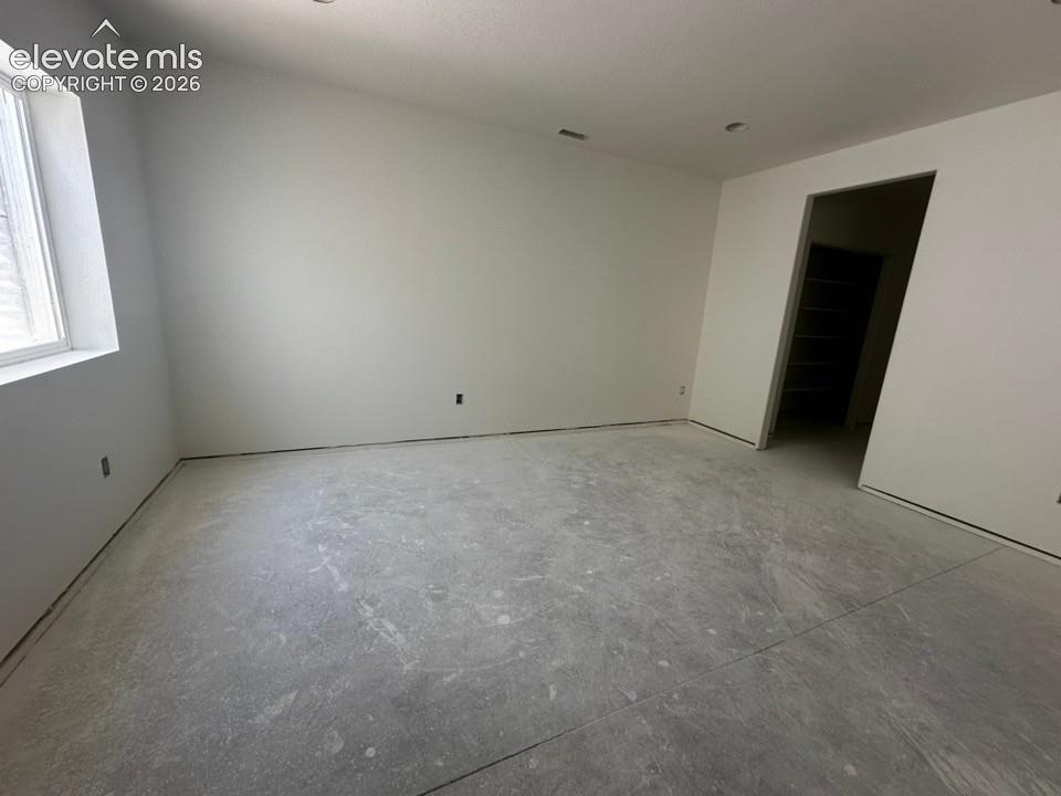 Image 19 of 34: Bedroom