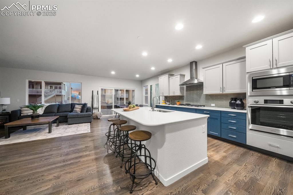 Image 7 of 12: Kitchen