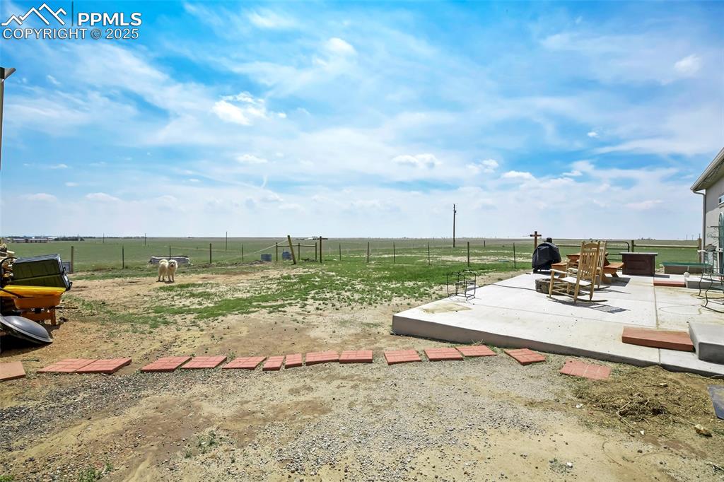 Image 10 of 50: Yard