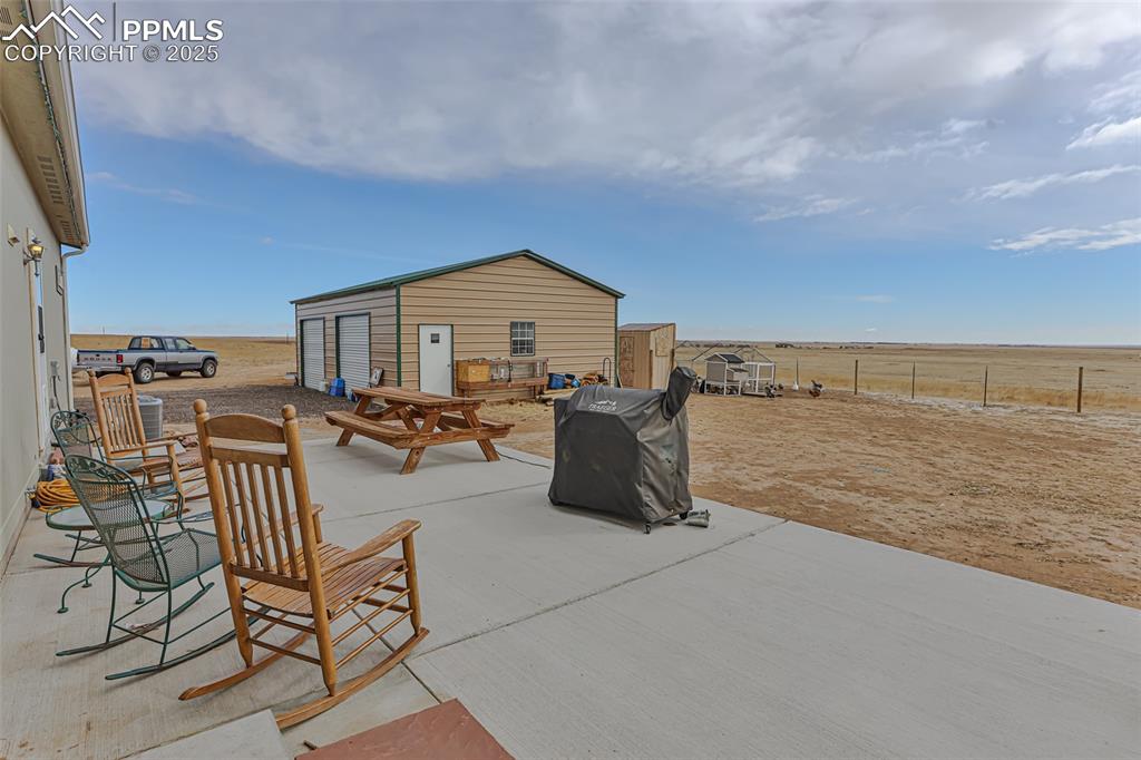 Image 19 of 50: Patio