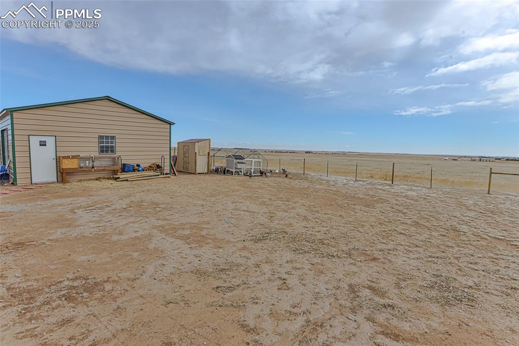 Image 20 of 50: Yard