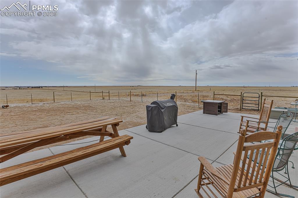 Image 21 of 50: Patio