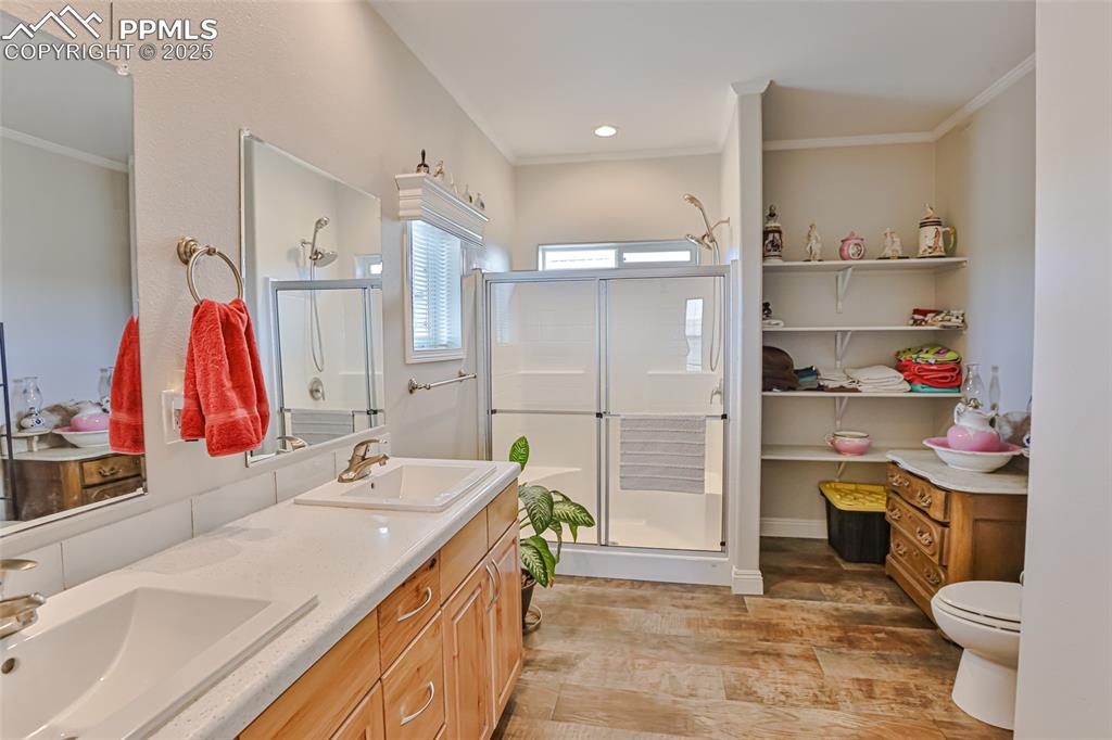 Image 26 of 50: Bathroom