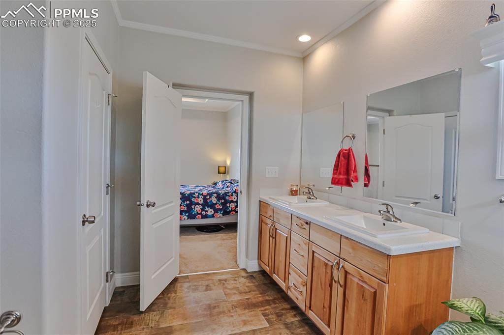 Image 27 of 50: Bathroom