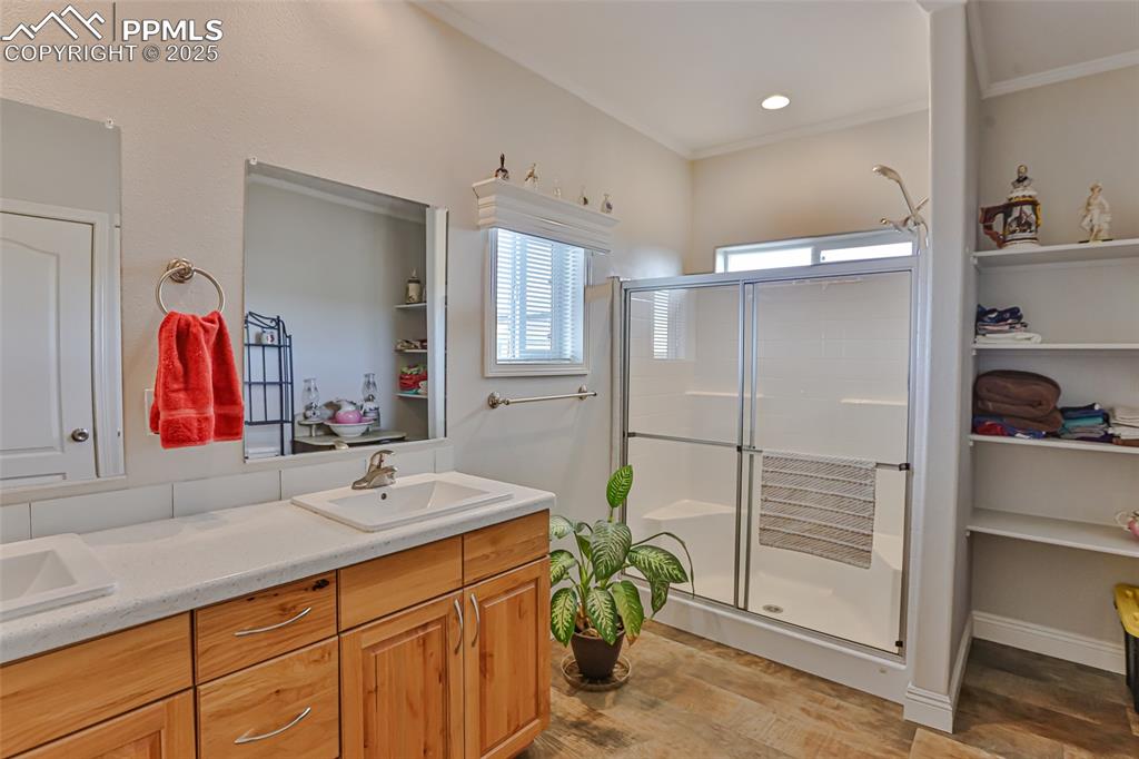 Image 28 of 50: Bathroom