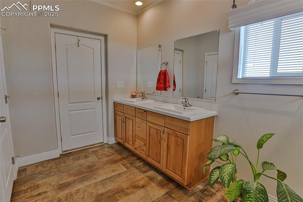 Image 29 of 50: Bathroom