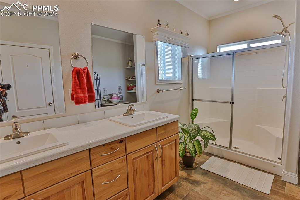 Image 30 of 50: Bathroom