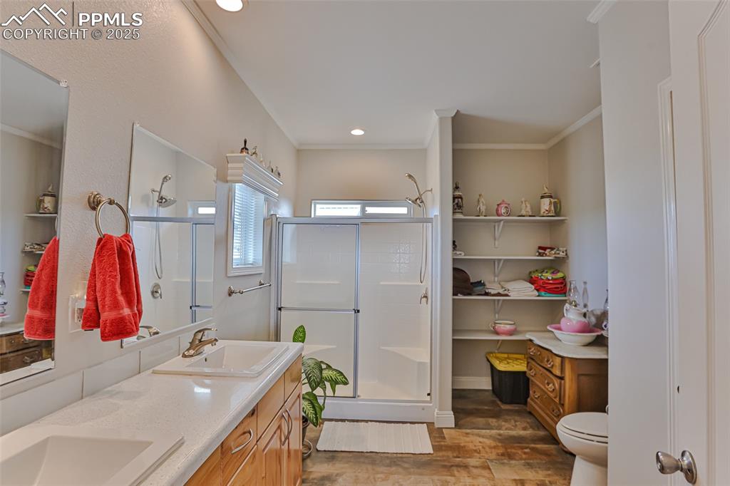 Image 31 of 50: Bathroom