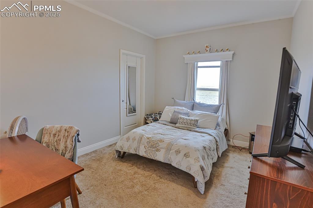 Image 36 of 50: Bedroom