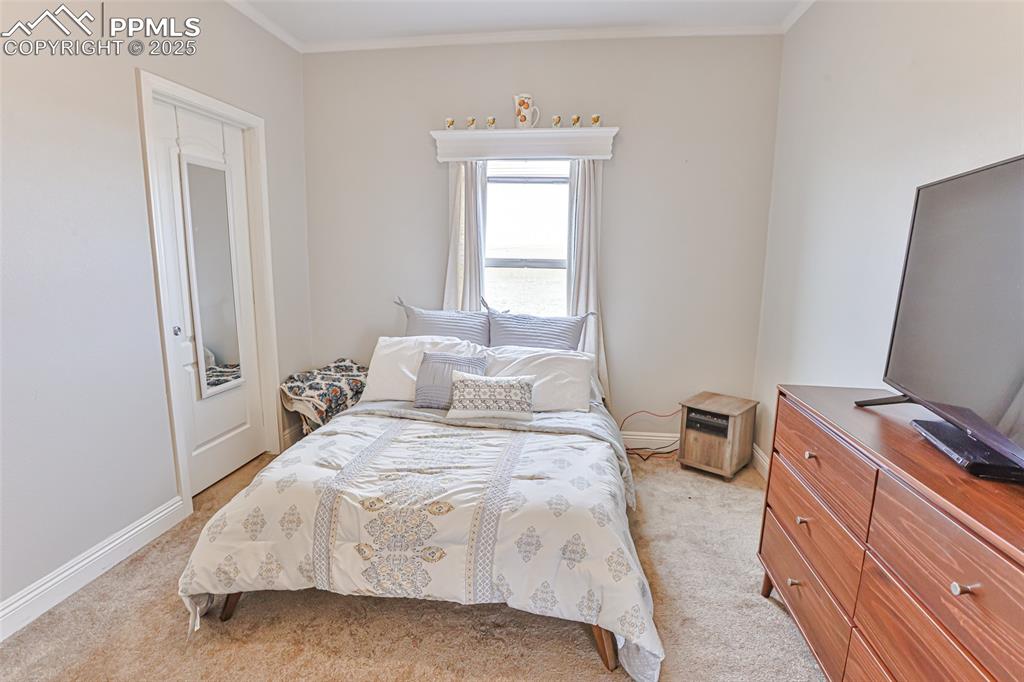 Image 37 of 50: Bedroom