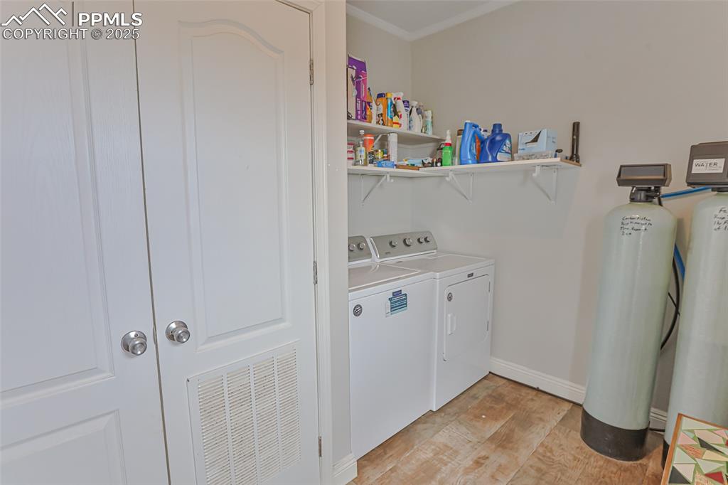 Image 41 of 50: Laundry