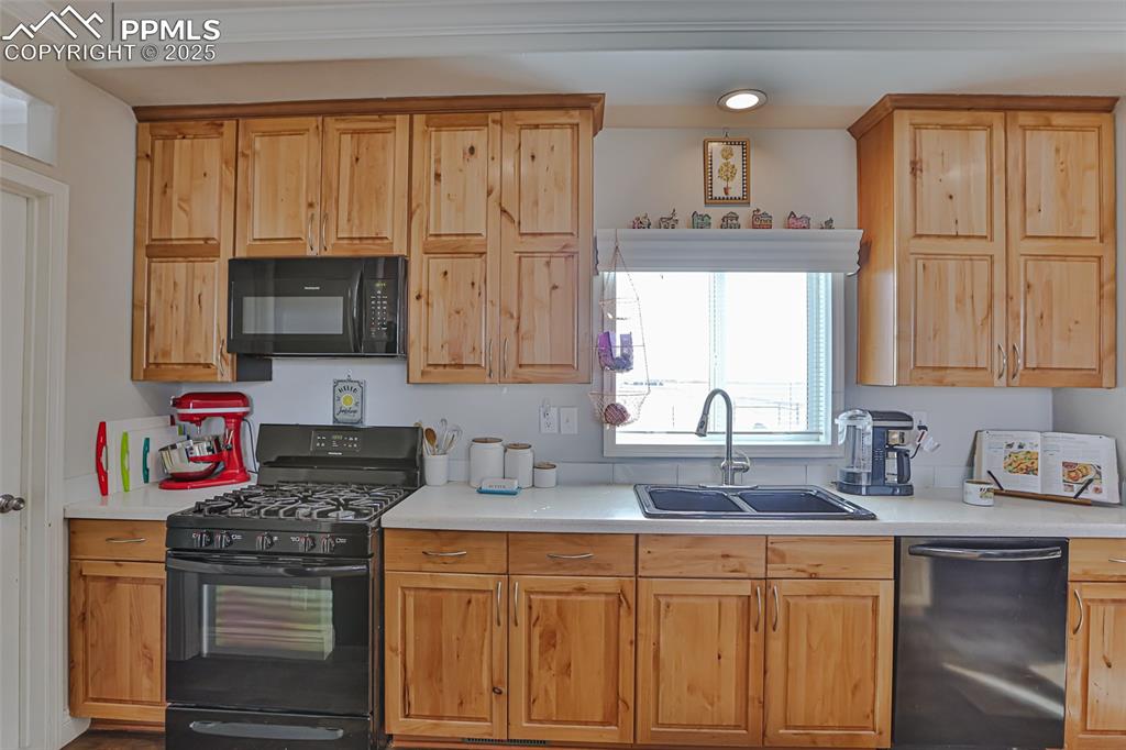 Image 45 of 50: Kitchen