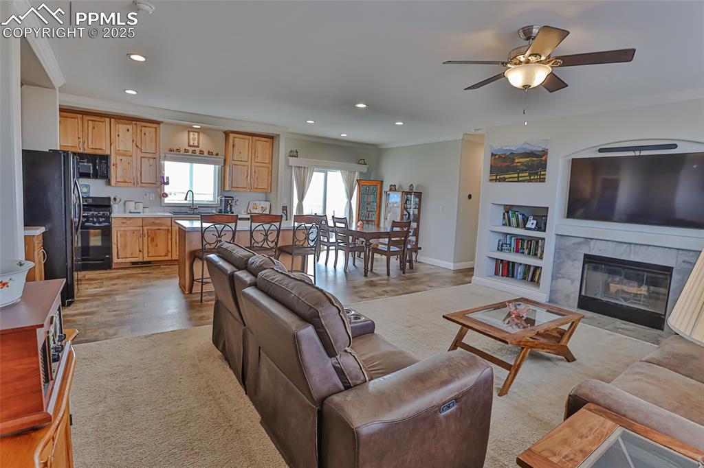 Image 47 of 50: Living Room