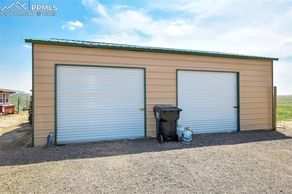 Image 9 of 50: Garage