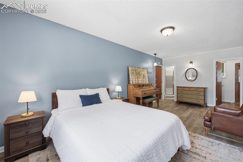 Image 15 of 25: Bedroom