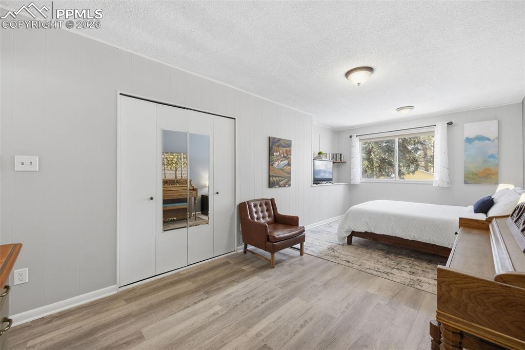 Image 18 of 25: Bedroom