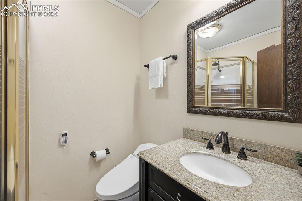 Image 19 of 25: Bathroom