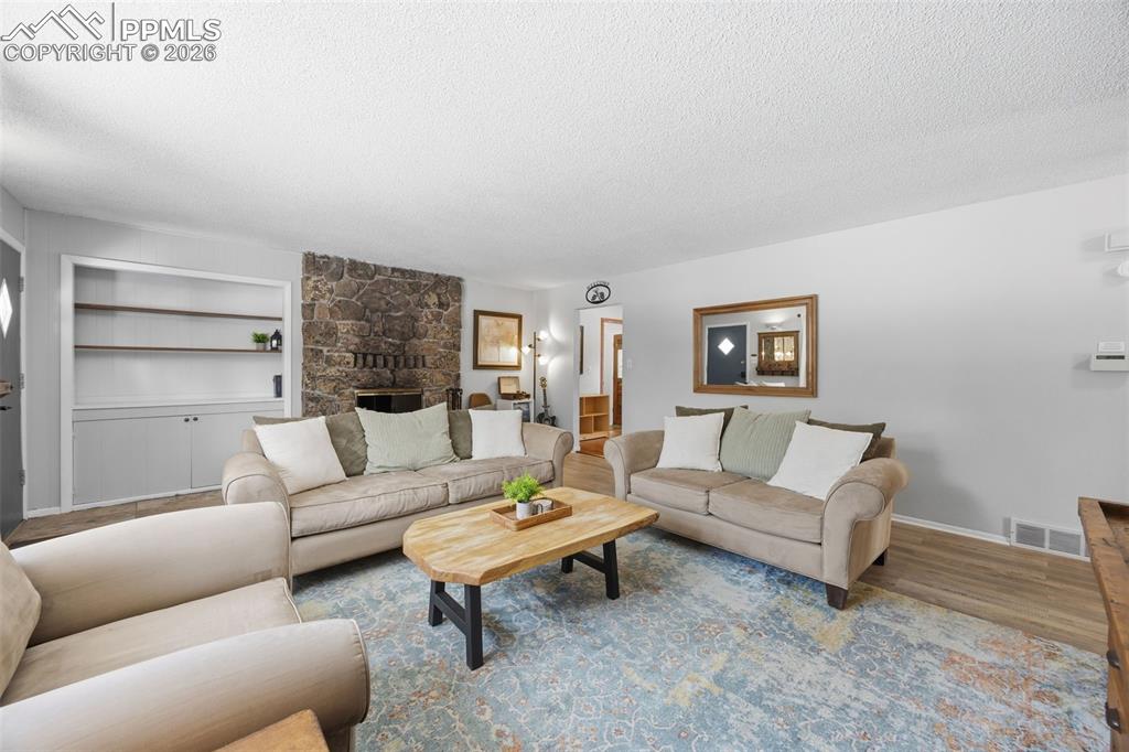 Image 5 of 25: Living Room