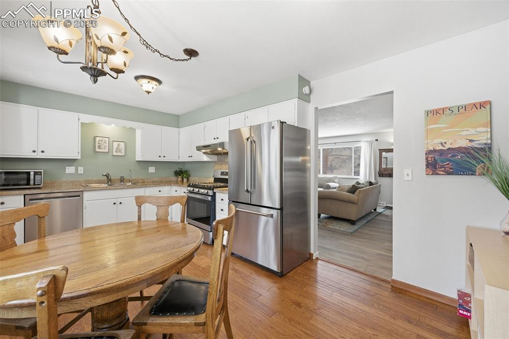 Image 7 of 25: Kitchen