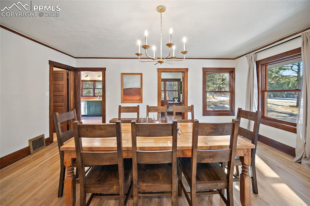 Image 10 of 40: Dining Area