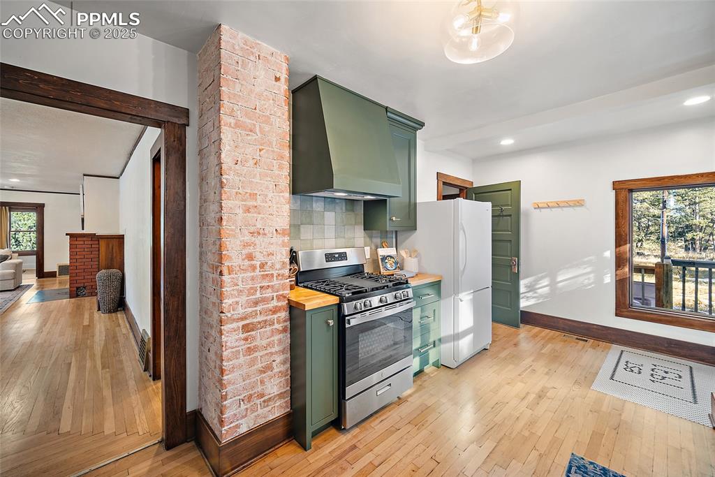 Image 11 of 40: Kitchen