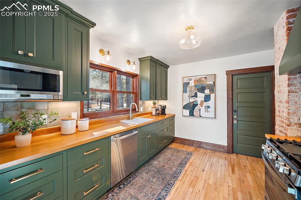 Image 13 of 40: Kitchen