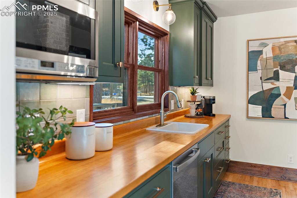 Image 14 of 40: Kitchen