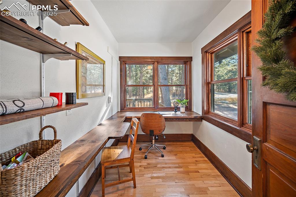 Image 15 of 40: Office